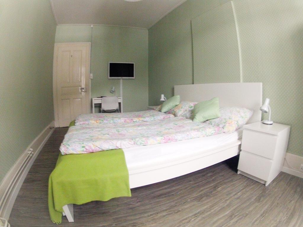 Basicrooms Hotel Unterseen Zimmer foto